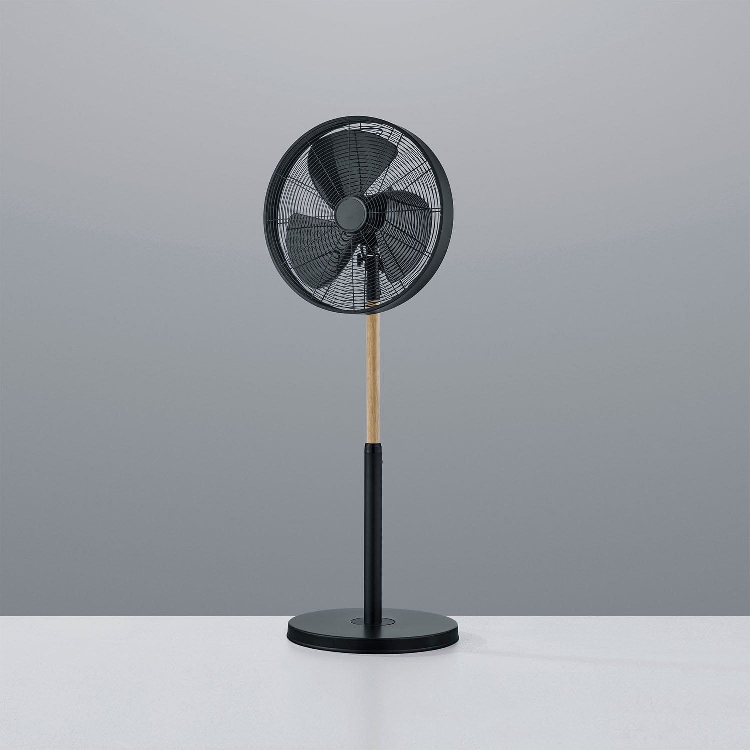 Viking - Ventilatore a piantana in stile industriale con altezza regolabile e tripla velocità di ventilazione legno e metallo Ø28 cm.