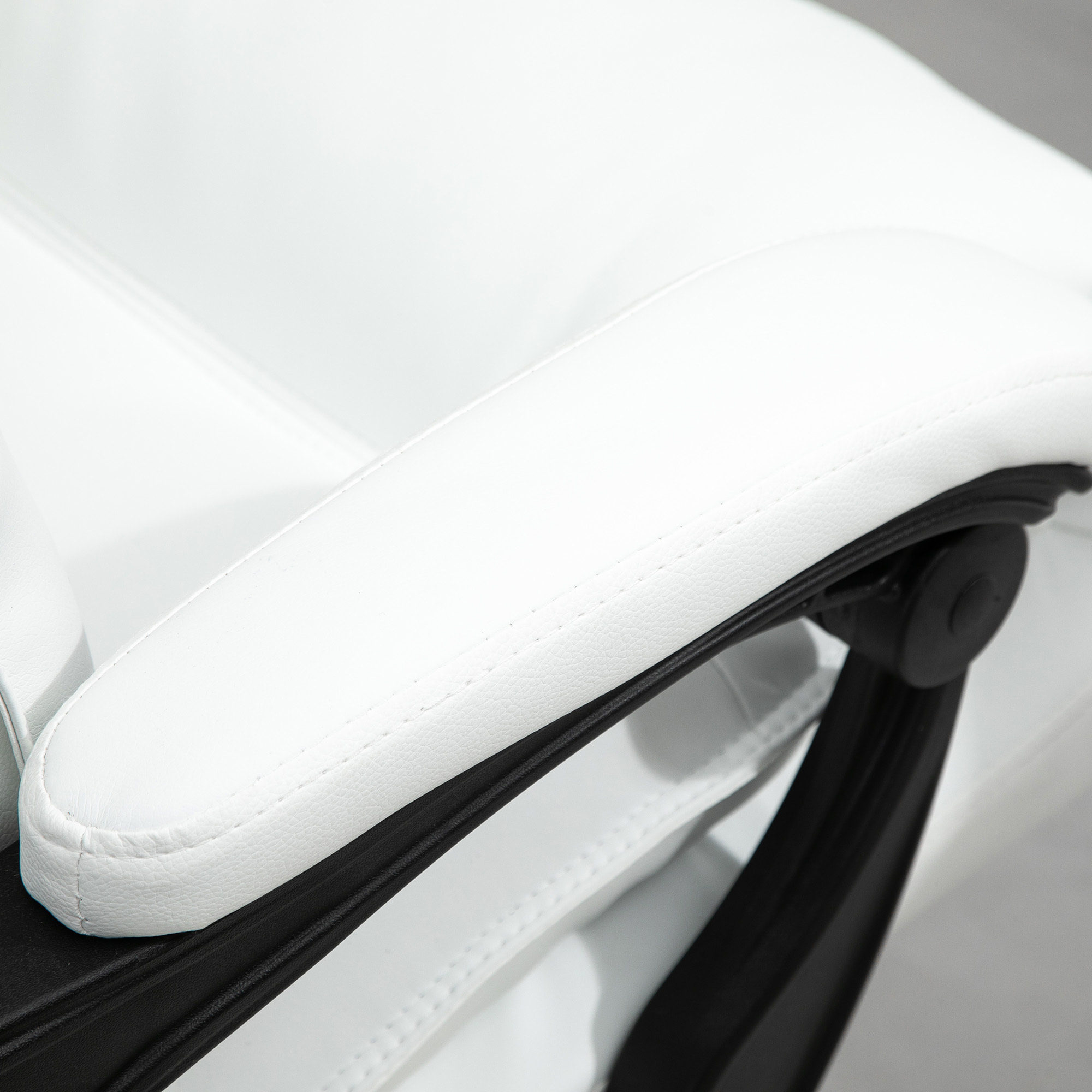 Fauteuil de bureau direction hauteur réglable dossier inclinable repose-pied intégré revêtement synthétique blanc