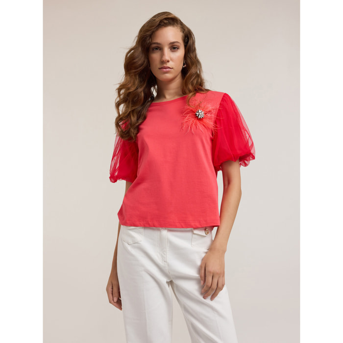 Motivi - T-shirt con spilla gioiello e piume - Rosso