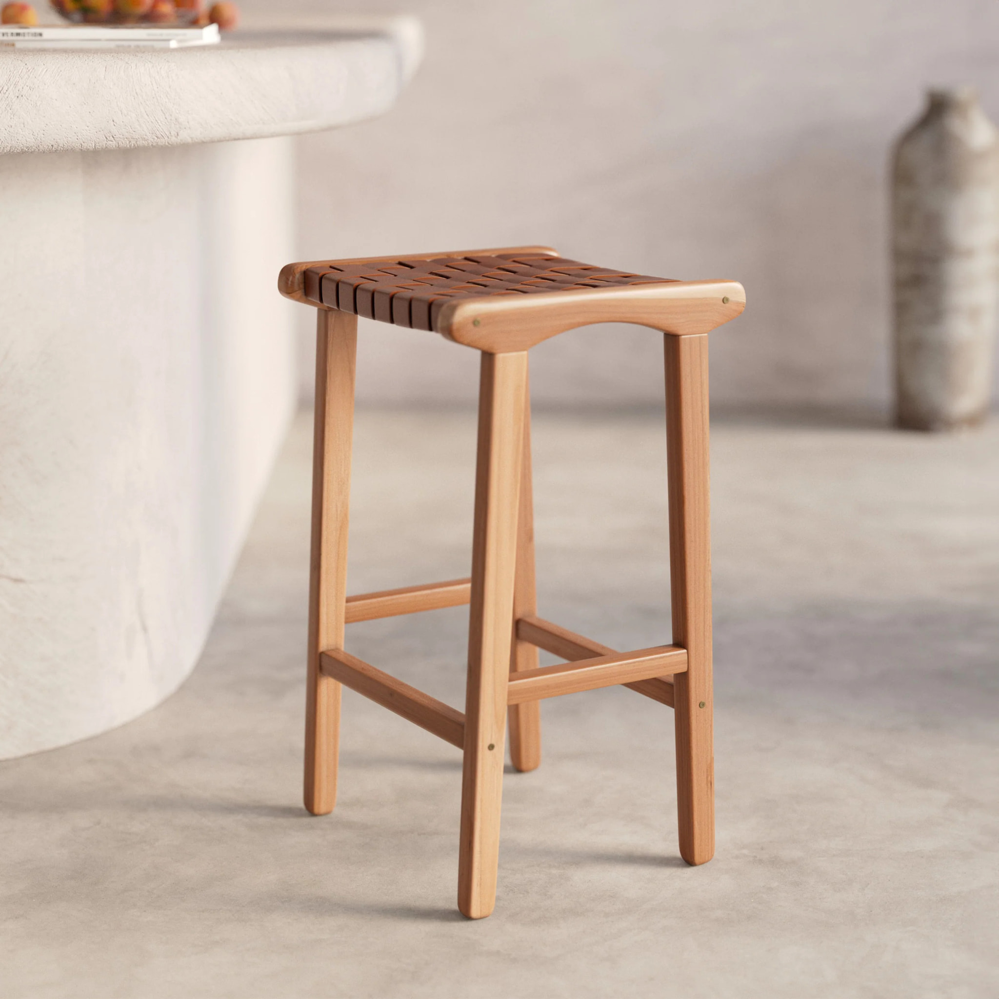 Tabouret pour îlot central 68 cm en teck et cuir tressé marron - Kuna