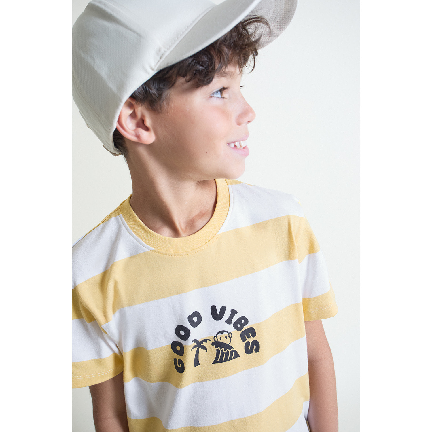 Conjunto Camiseta de Rayas Anchas con Estampado Good Vibes Surfero y Shorts Lisos | Color: Amarillo claro | Street Monkey