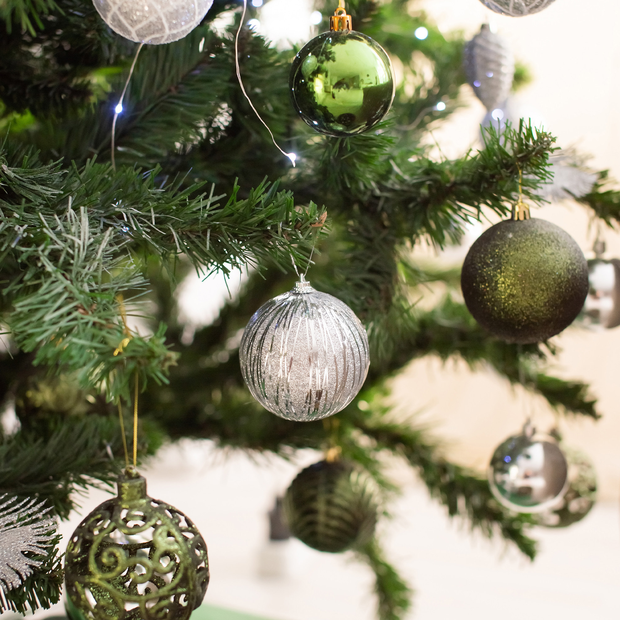 set de 100 bolas de navidad color verde pet con diferentes diseños y acabados