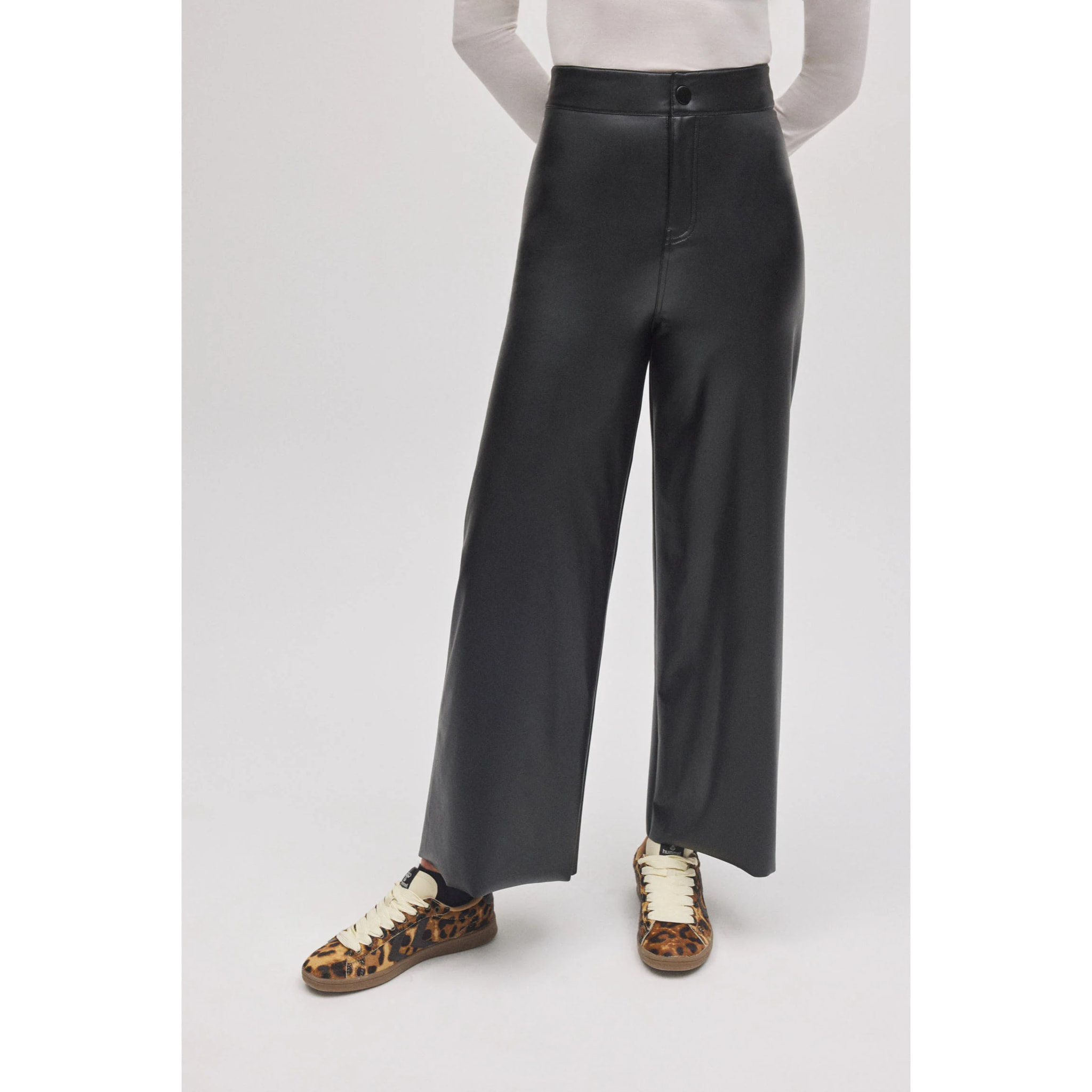 Pantaloni larghi effetto pelle nera