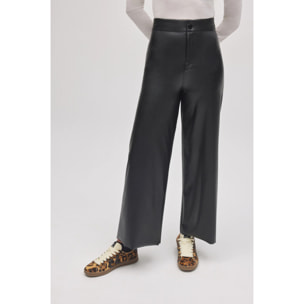 Pantaloni larghi effetto pelle nera