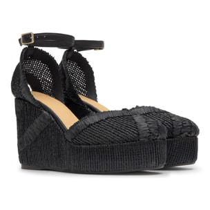 Alpargata Charmie cuña forrada en rafia natural bordada con pulsera y escote en V