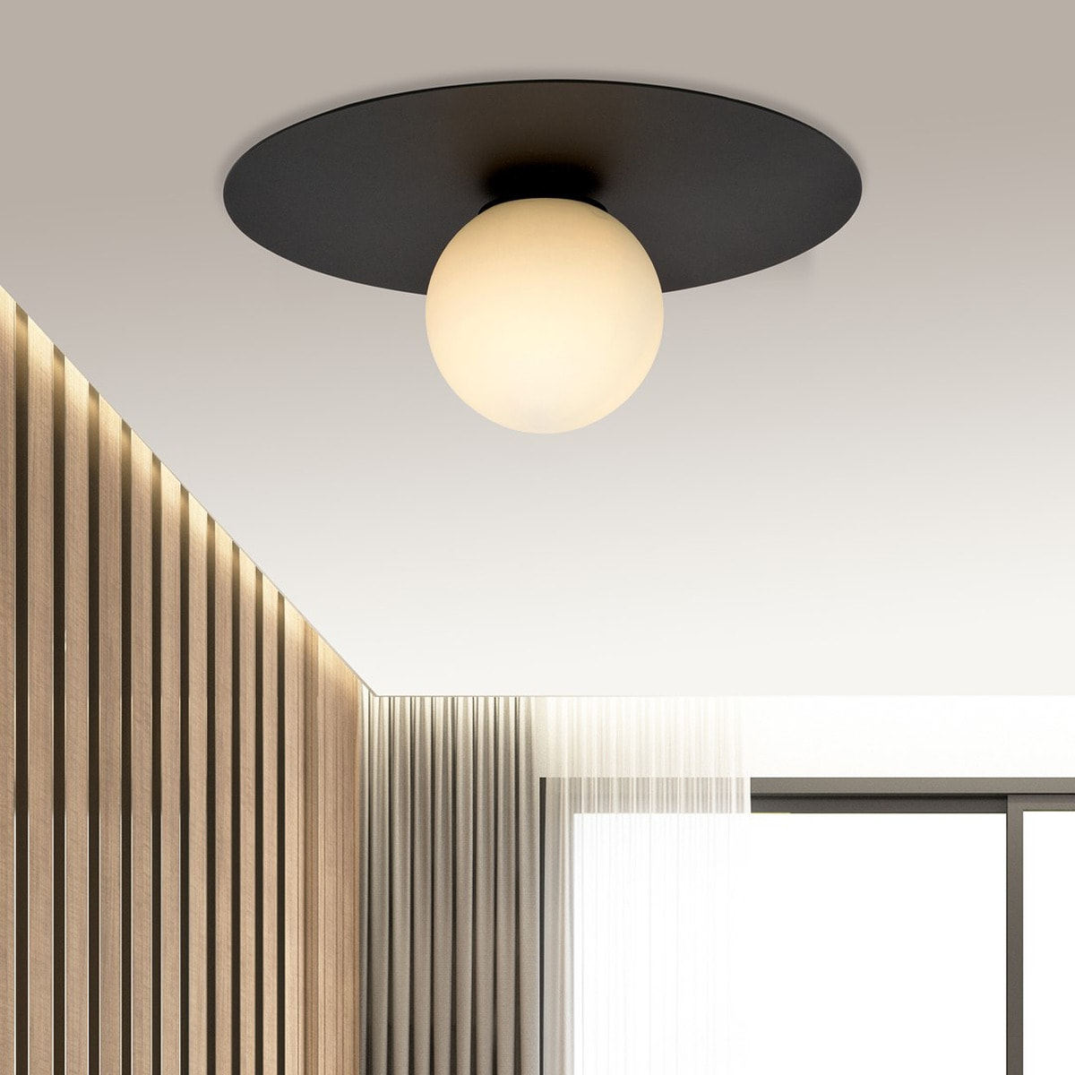 Lampada a sospensione Solar con base in acciaio nero e vetro opalino
