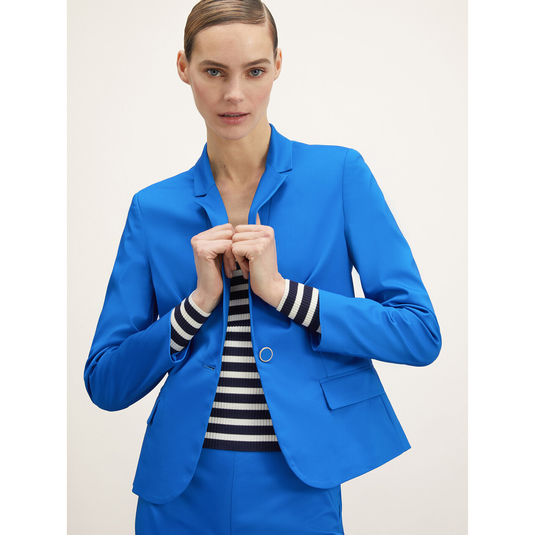 Motivi - Blazer corta de botonadura simple - Azul aciano