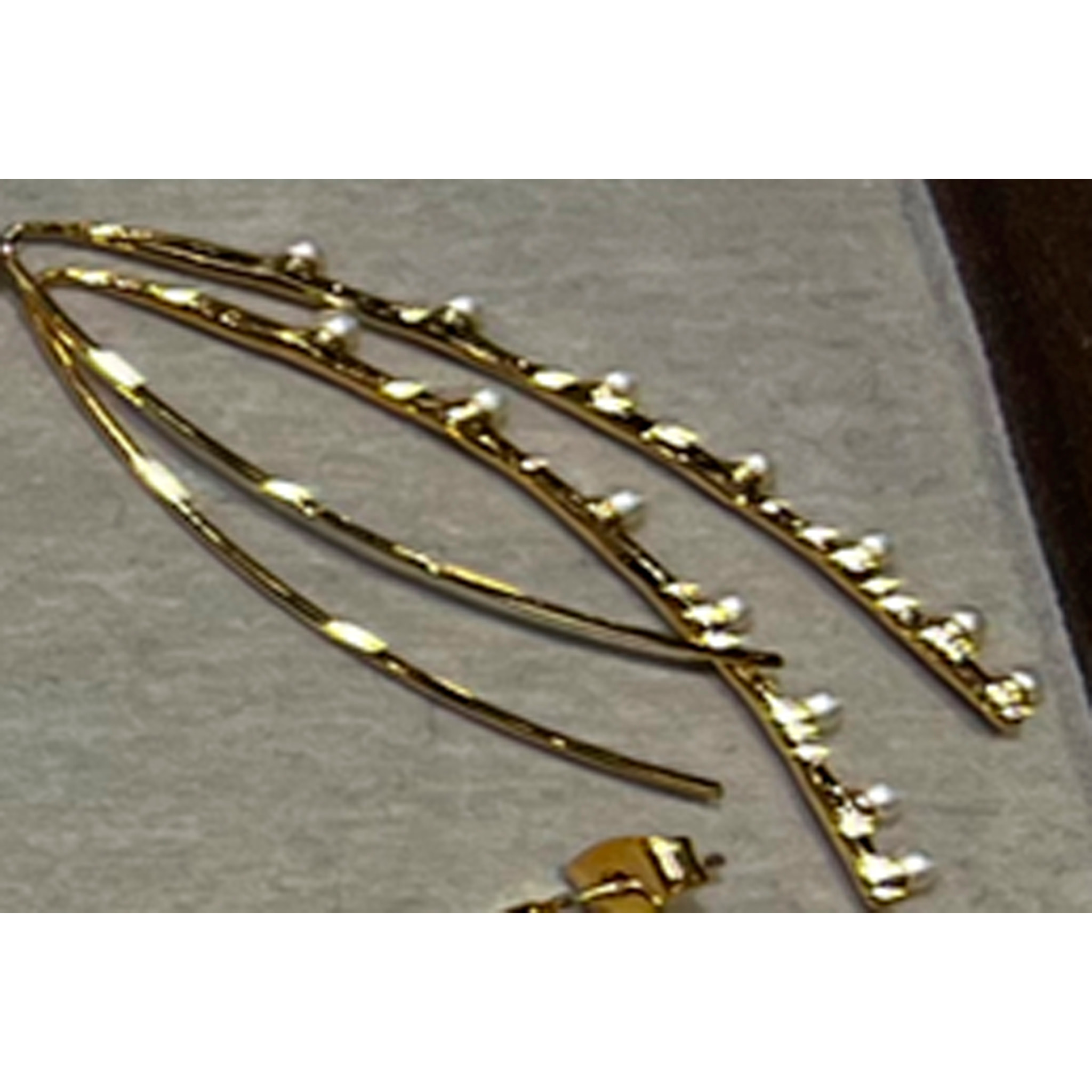 Pendientes de Aleación de Metal y Perla Blanca acabado en oro amarillo de 18k