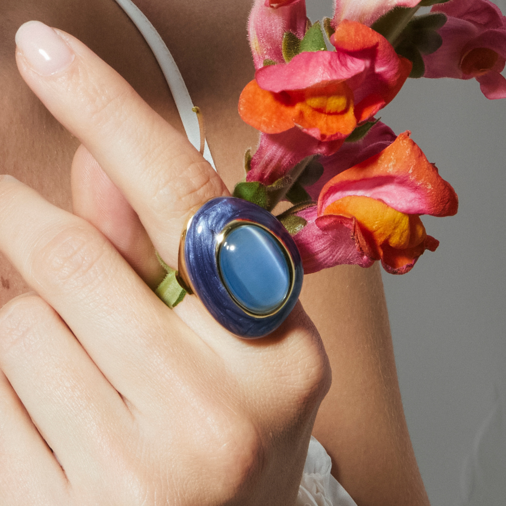 Anillo con Ojo de Gato Azul acabado oro 18k