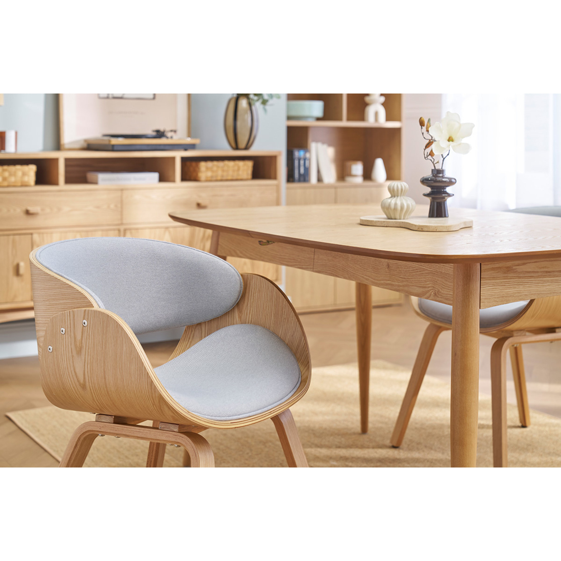 Chaise design en tissu gris et bois clair BENT