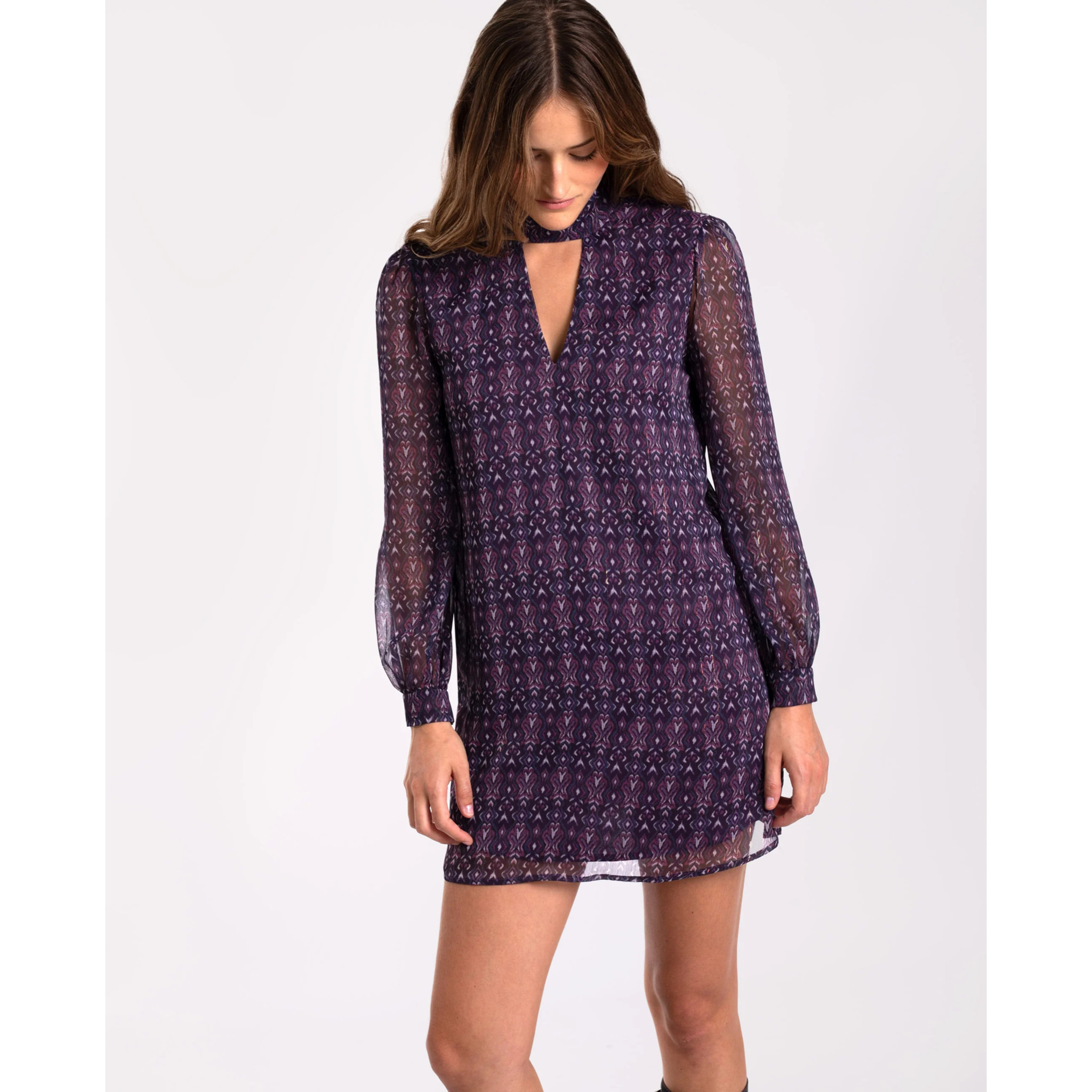 Vestido corto con cuello alto y manga larga