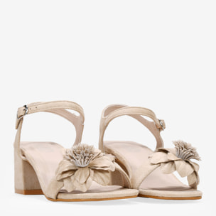 Sandalias de tacón beige con flor
