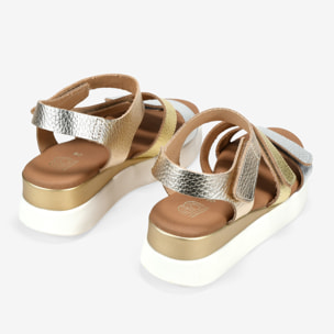 Sandalias metalizadas en piel con cuña