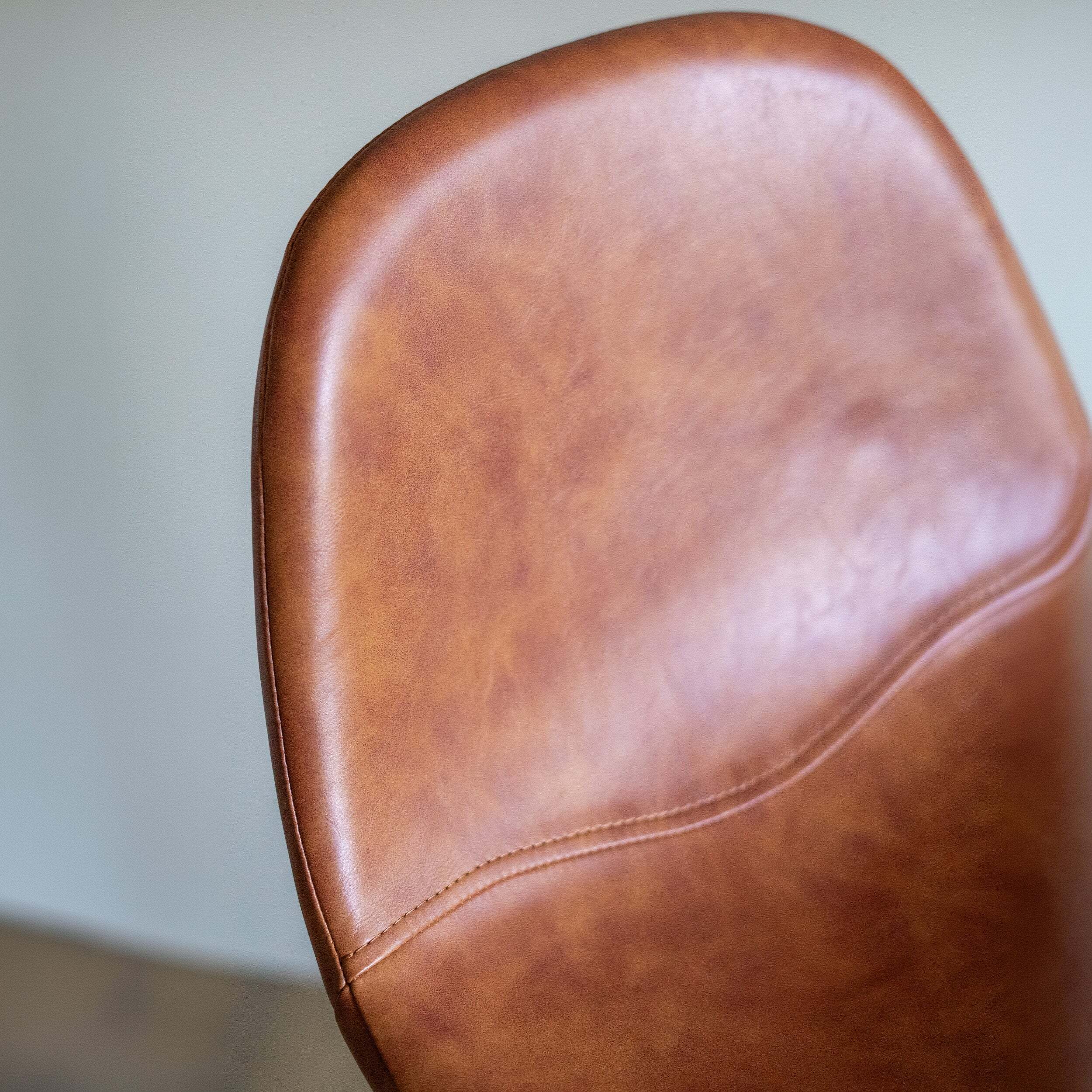 Lot de 2 chaises pour îlot central 65 cm en cuir synthétique camel - Henrik