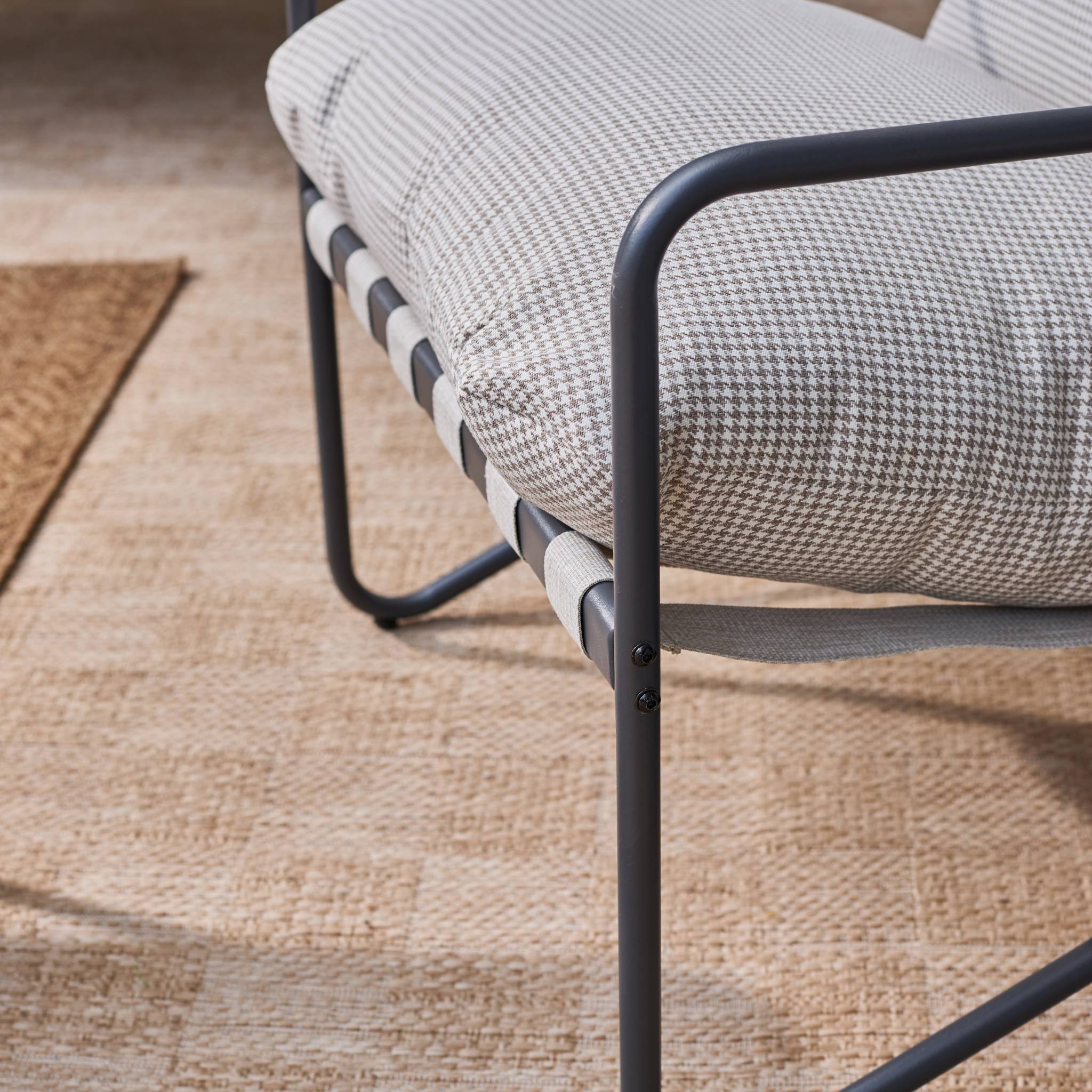 Salon de jardin 4 places avec table en métal. avec des sangles. anthracite et blanc