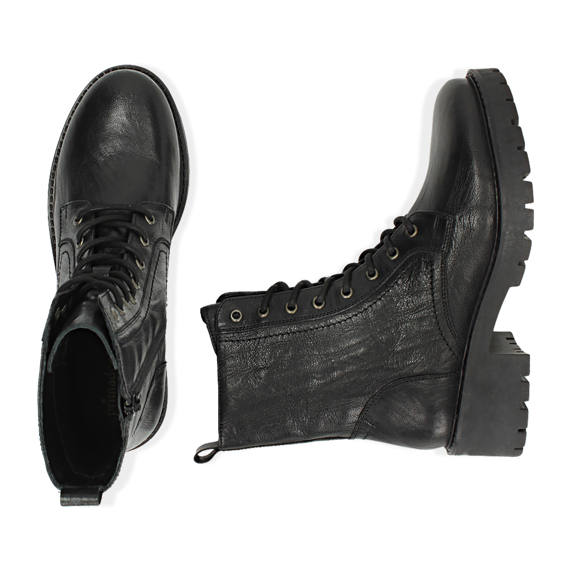 Botas militares de cuero negro.