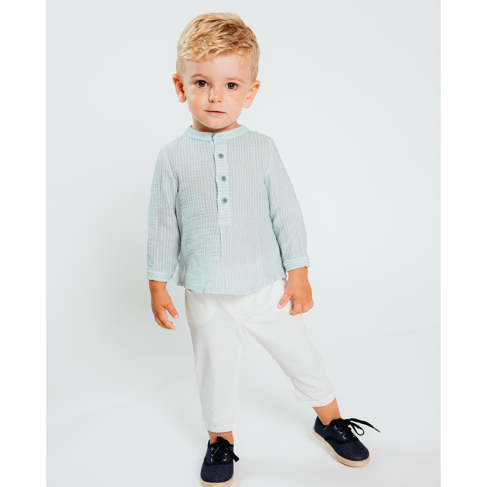 Camisa de rayas verde. Cuello mao y tapeta con botones en el centro.