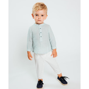 Camisa de rayas verde. Cuello mao y tapeta con botones en el centro.