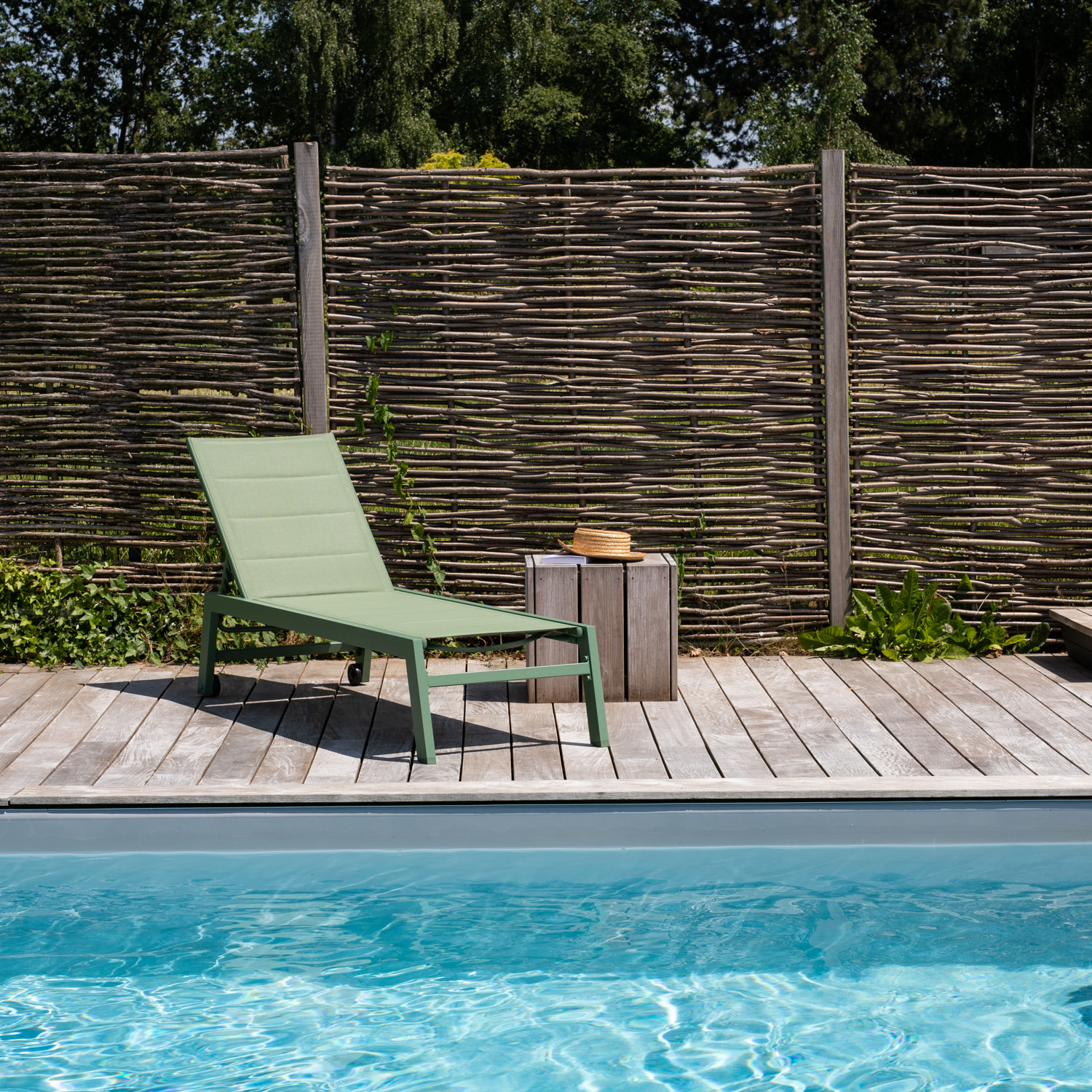 Bain de soleil BARBADOS en textilène vert sauge - aluminium vert sauge