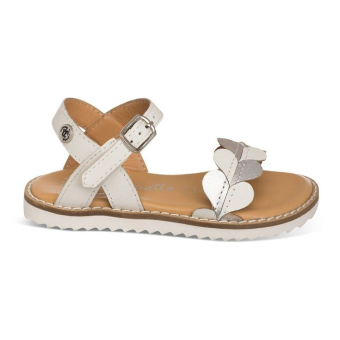 Sandalia blanca confeccionada en piel, color plata y muy moderna con detalle de corazones