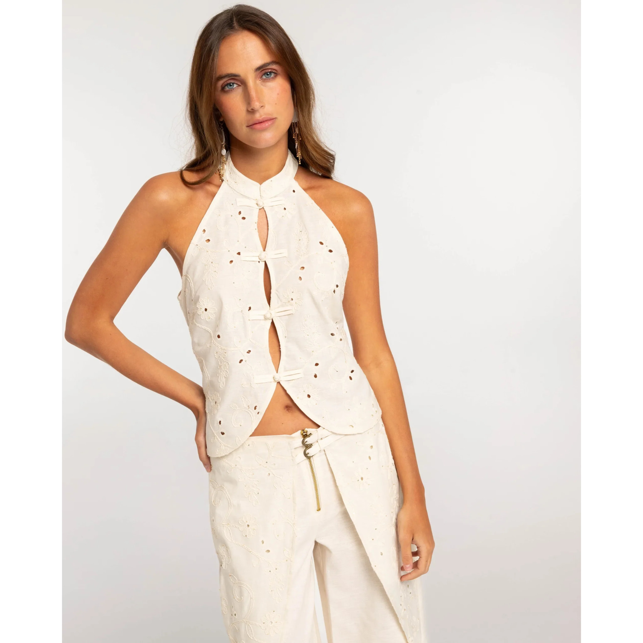 Top crudo con bordados y cuello mao de mujer