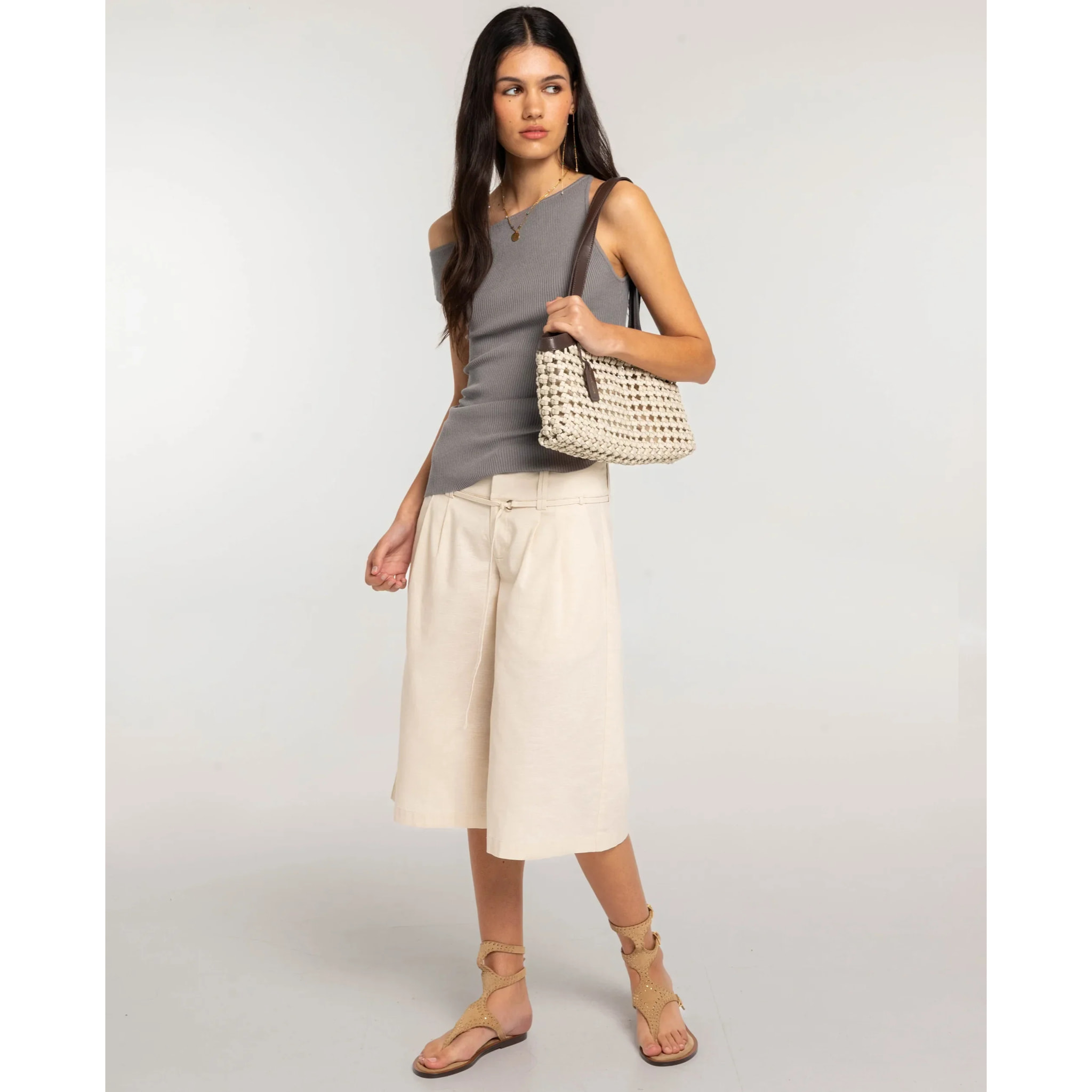 Pantalón recto tipo bermudas culotte con cinturón de mujer
