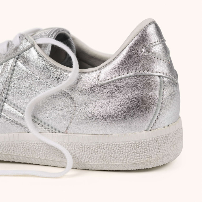 Zapatilla casual en piel metalizada plateada con suela blanca MUNICH BARRU 224