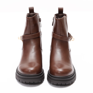 Stivaletti in simil pelle con fibbia dorata