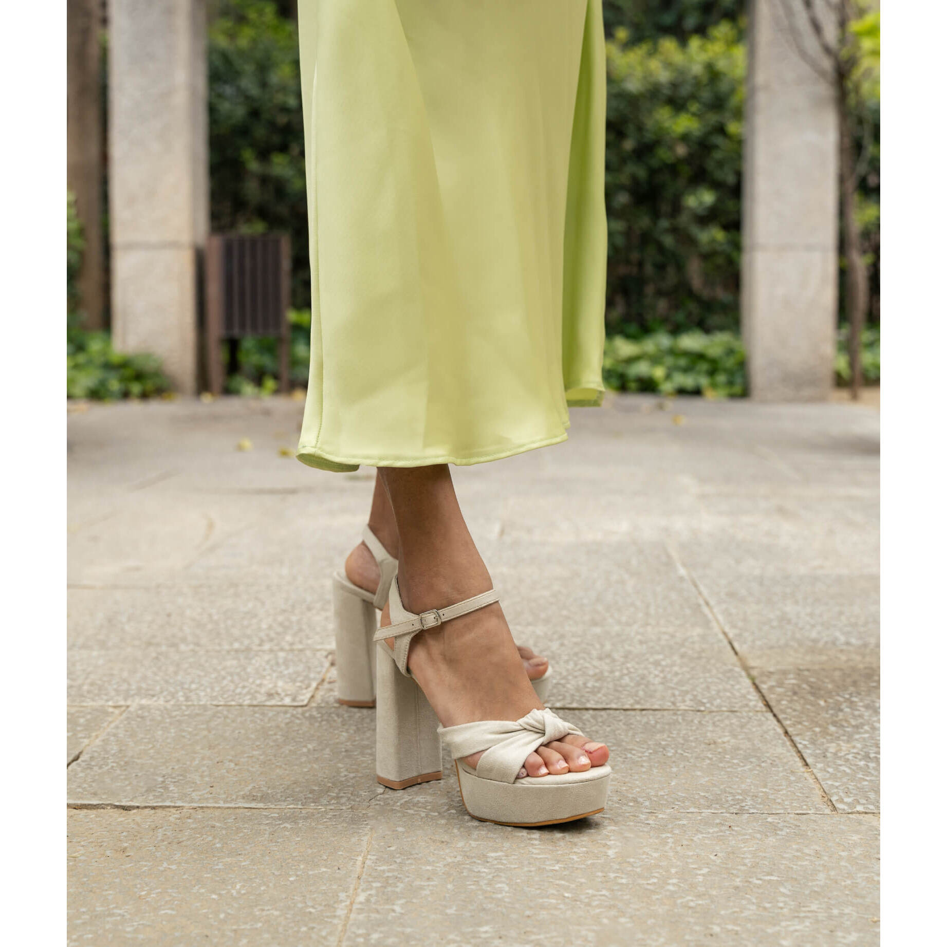 Sandalias de tacón piedra con nudo