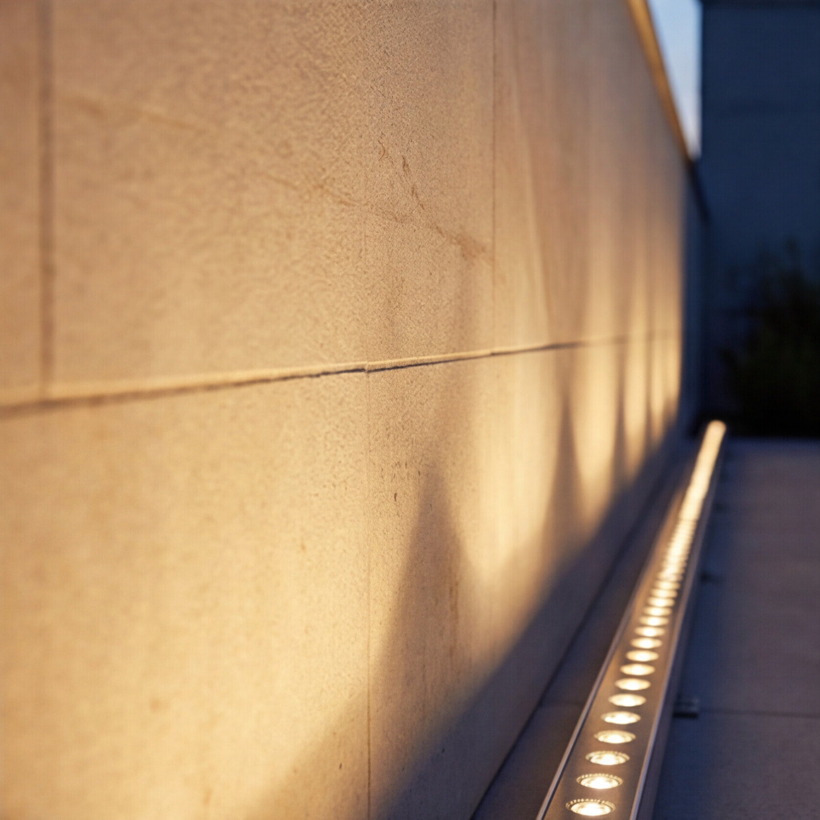 LEDS C4 Convertt Surface | Sistema Lineal Exterior | Para iluminar hacia arriba | Luz LED Blanco Neutro 4000K | Aluminio Anodizado