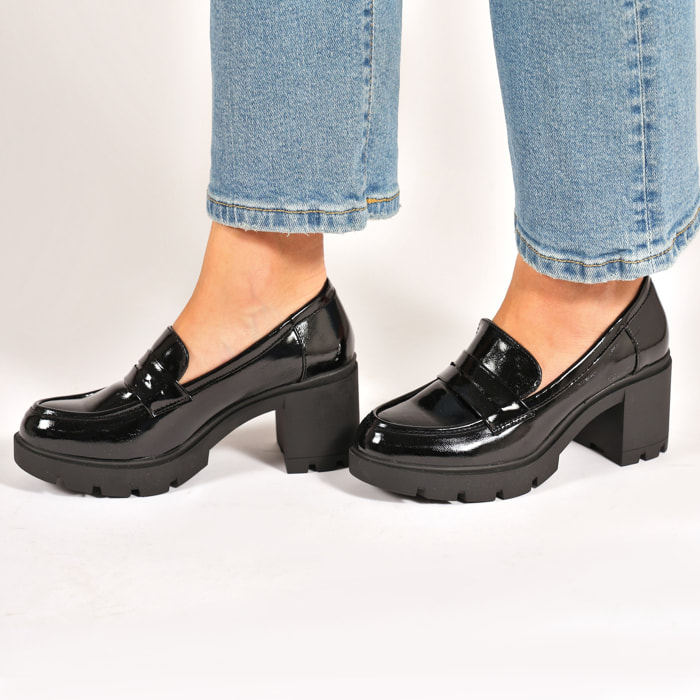 Mocassini in simil pelle verniciata con tacco comodo