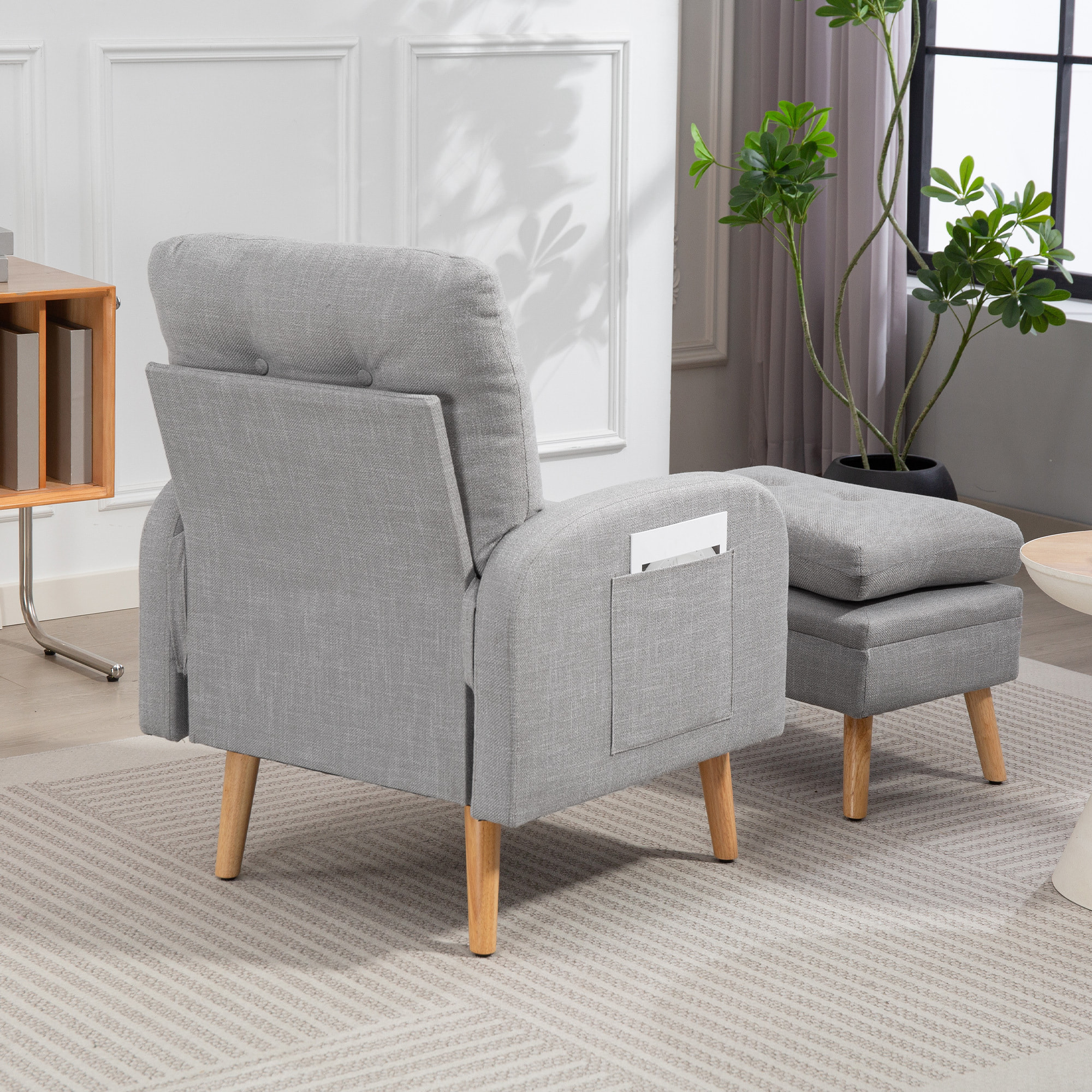 Fauteuil et repose-pieds design nordique grand confort piètement bois tissu effet lin aspect capitonné gris clair
