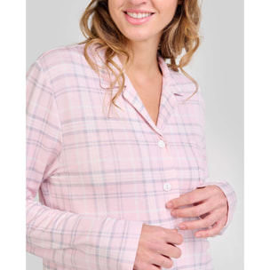 Pijama mujer con cuadros de suaves tonos rosa, abertura de botones, clásico cuello de solapa, manga larga y pantalón largo