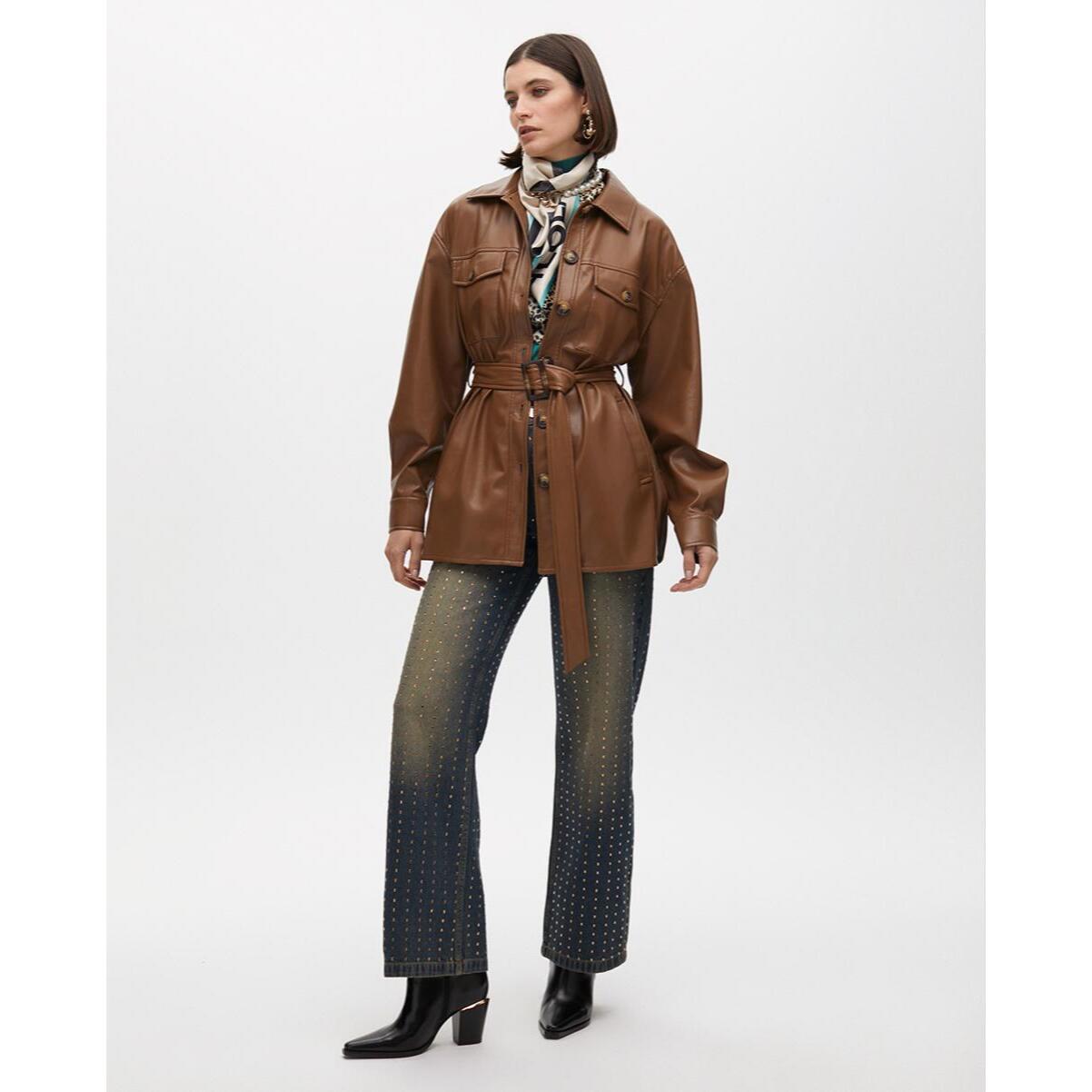 Giacca lunga con dettaglio tasche e cintura regolabile