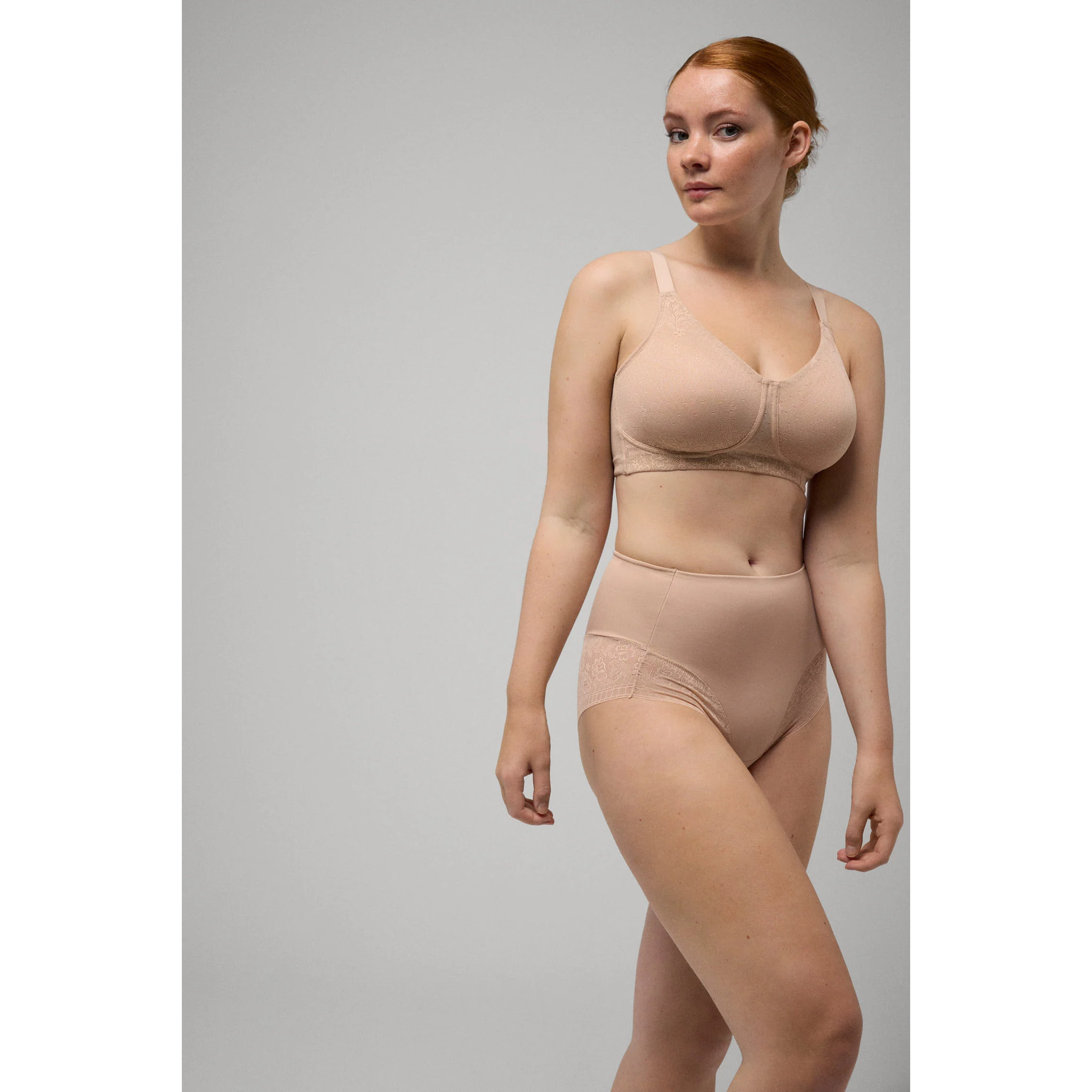 Mutandina ad alto controllo con dettagli in pizzo beige