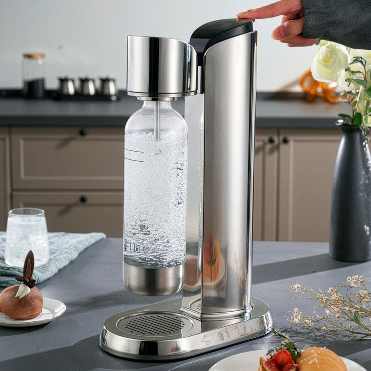 Máquina KT-201 para preparar agua con gas y bebidas carbonatadas en casa. Diseño en acero inoxidable. Incluye botella de 1L.