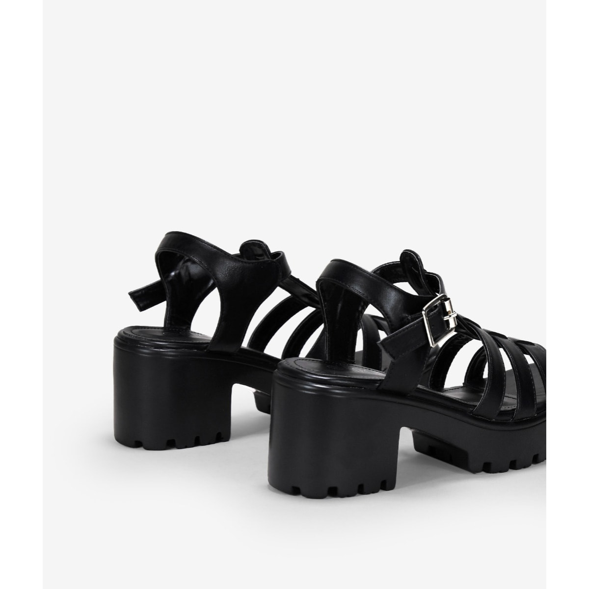 Sandalias cangrejeras negras con tacón y suela dentada