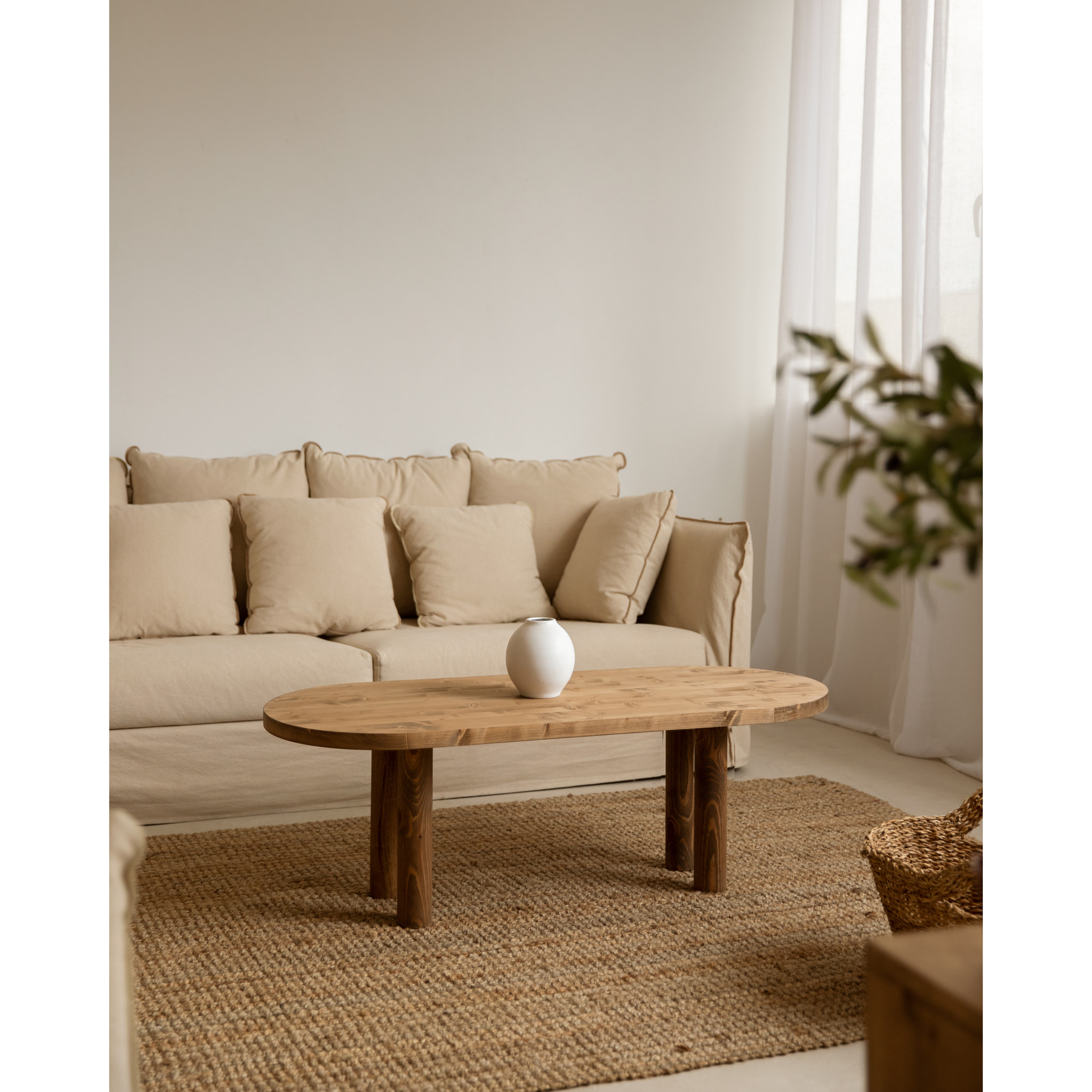 Mesa de centro ovalada de madera maciza en tono roble oscuro de 40x120cm Alto: 40 Largo: 120 Ancho: 50