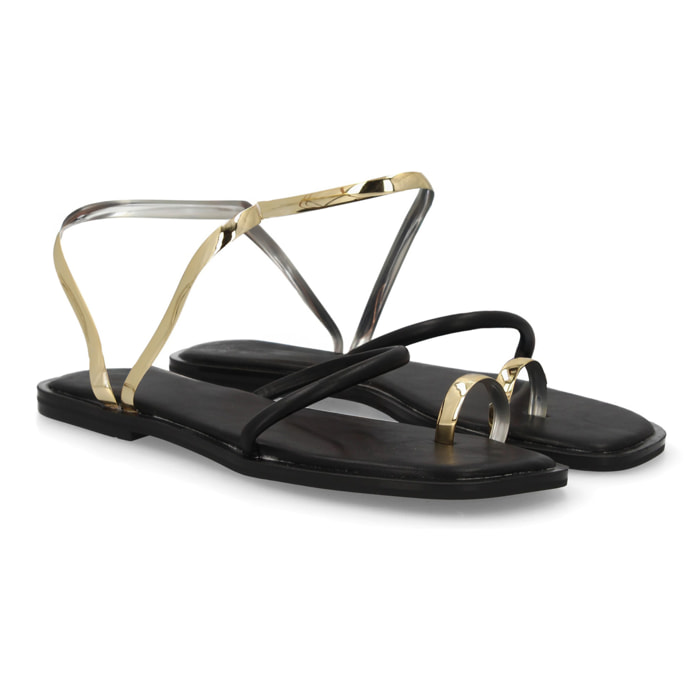 Sandalia plana moderna tiras metálicas