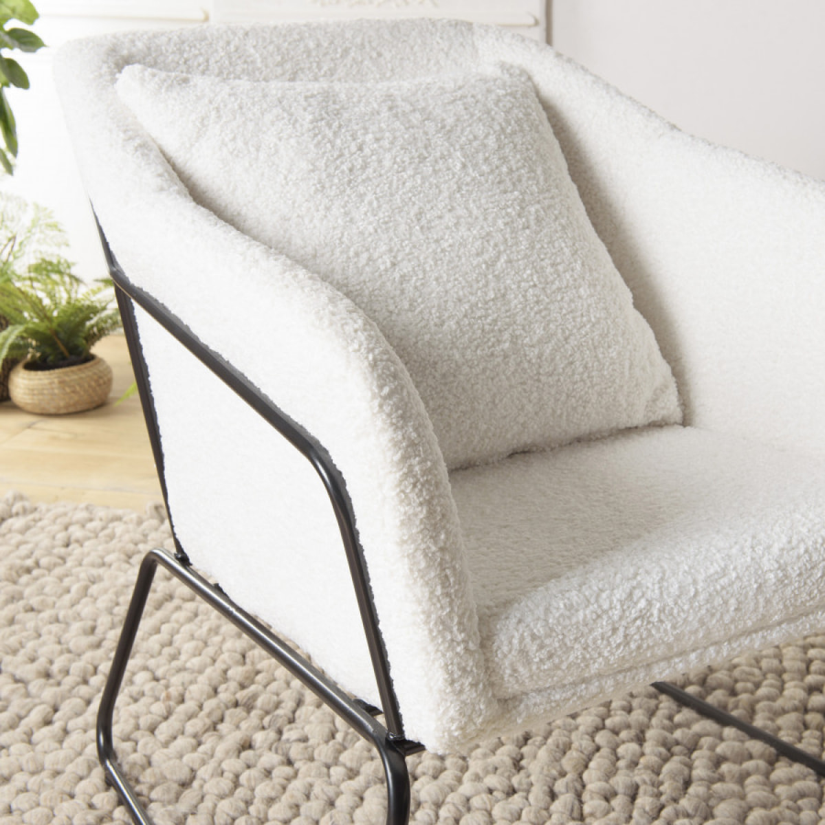 ALBANE - Fauteuil tissu bouclette blanc pieds évasés métal noir