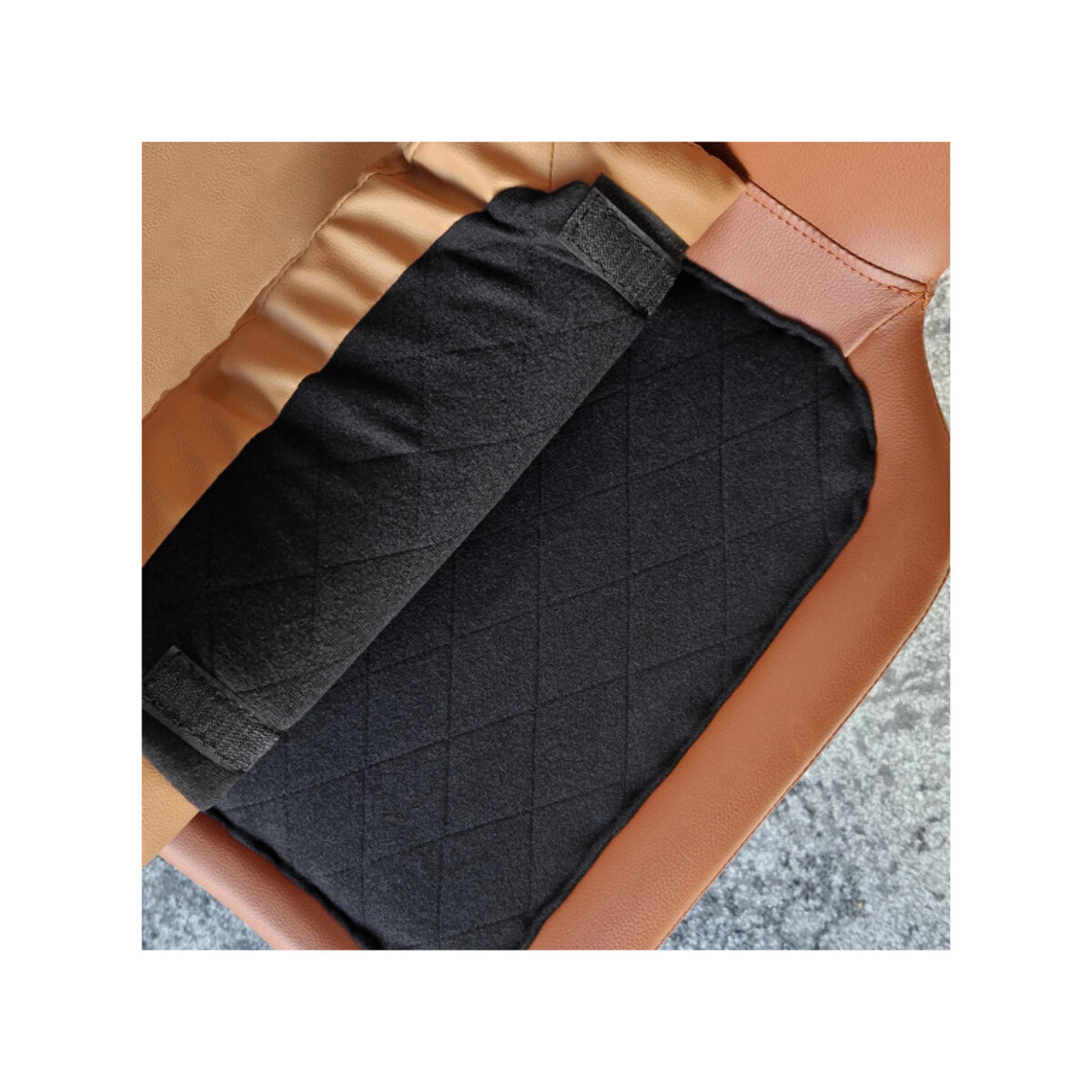 Chaise en simili marron avec coussin d'assise & pieds métal noir - BETTER