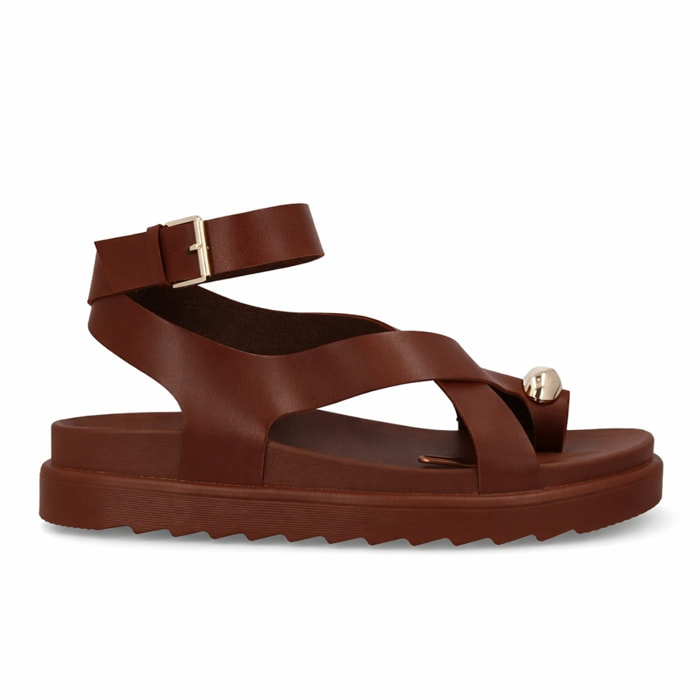 Sandalias cómodas de tiras mujer con adorno metálico.