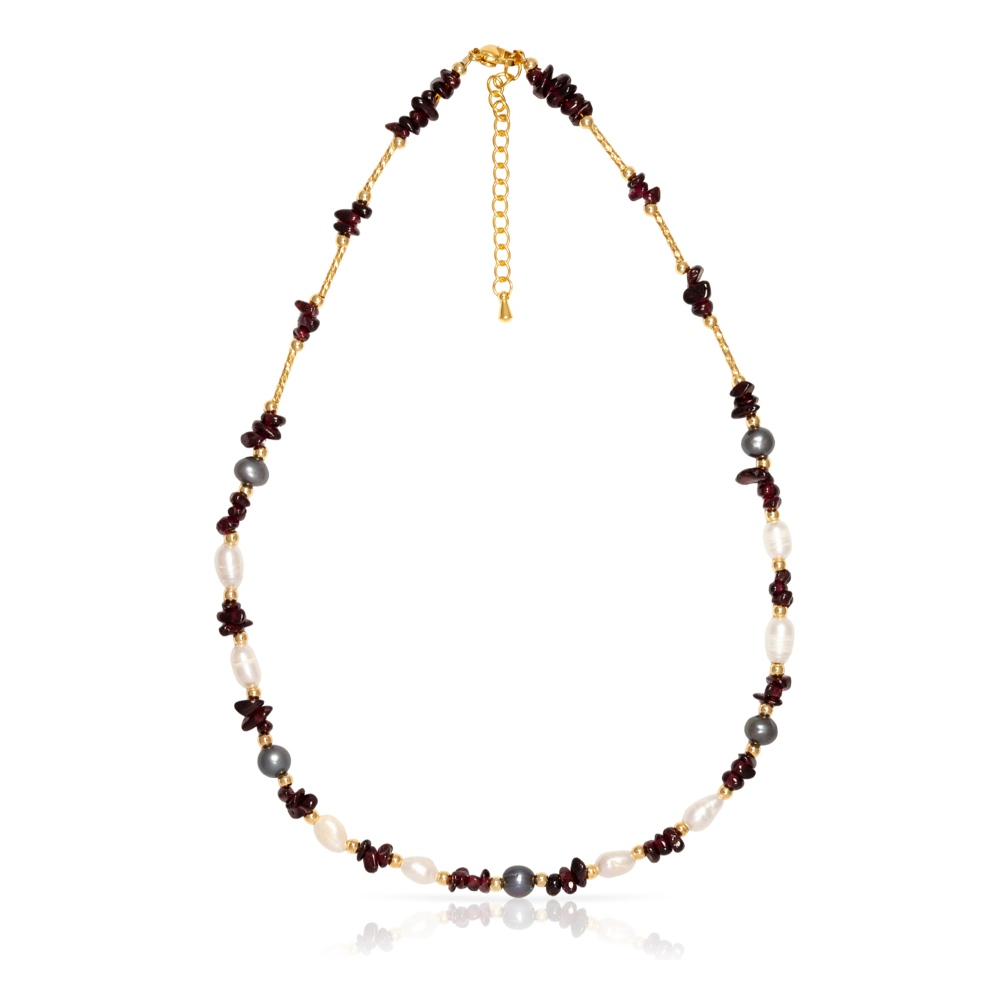 Collar de granates, piedras trituradas y perlas naturales con cierre de mosquetón.