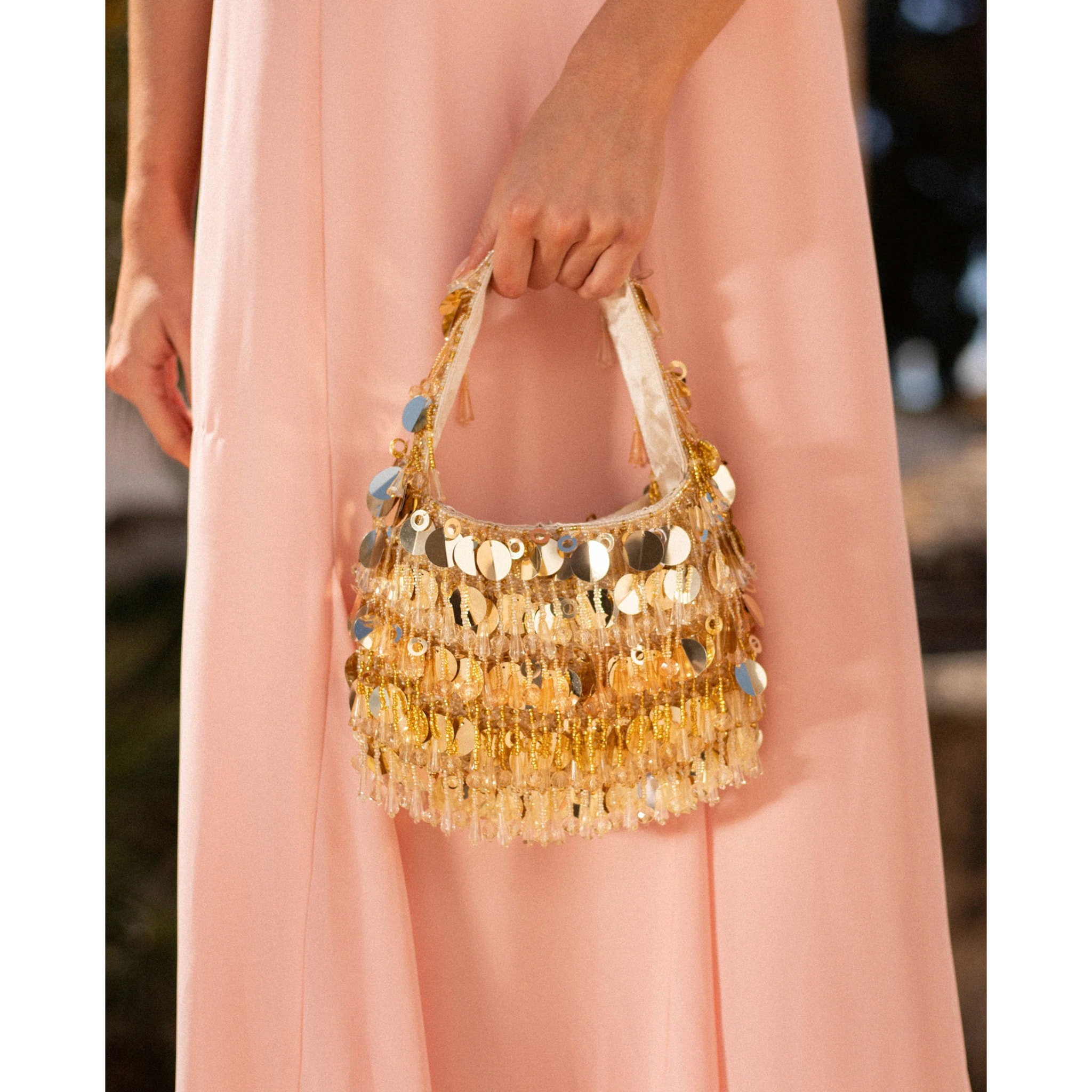 Bolso de mano con nudo en el asa