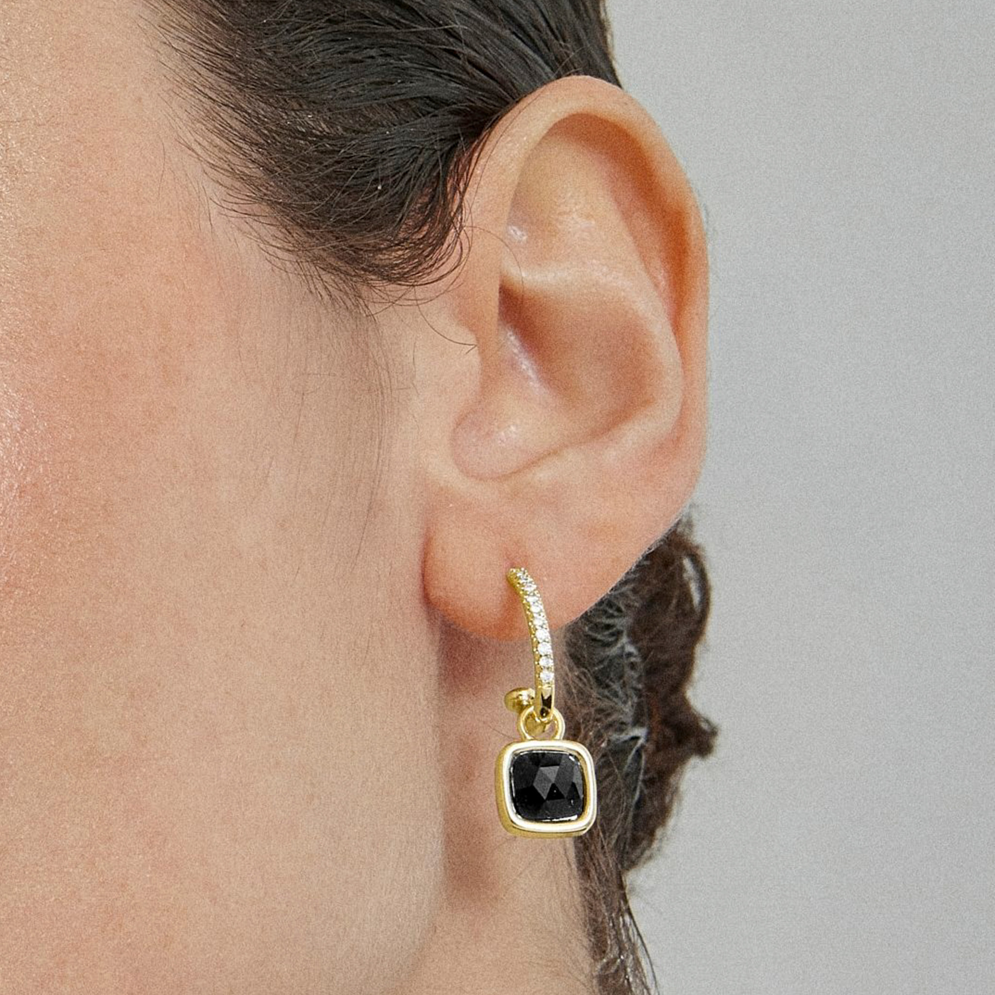 Pendientes de Cristal Azul Oscuro acabados en oro amarillo de 18K