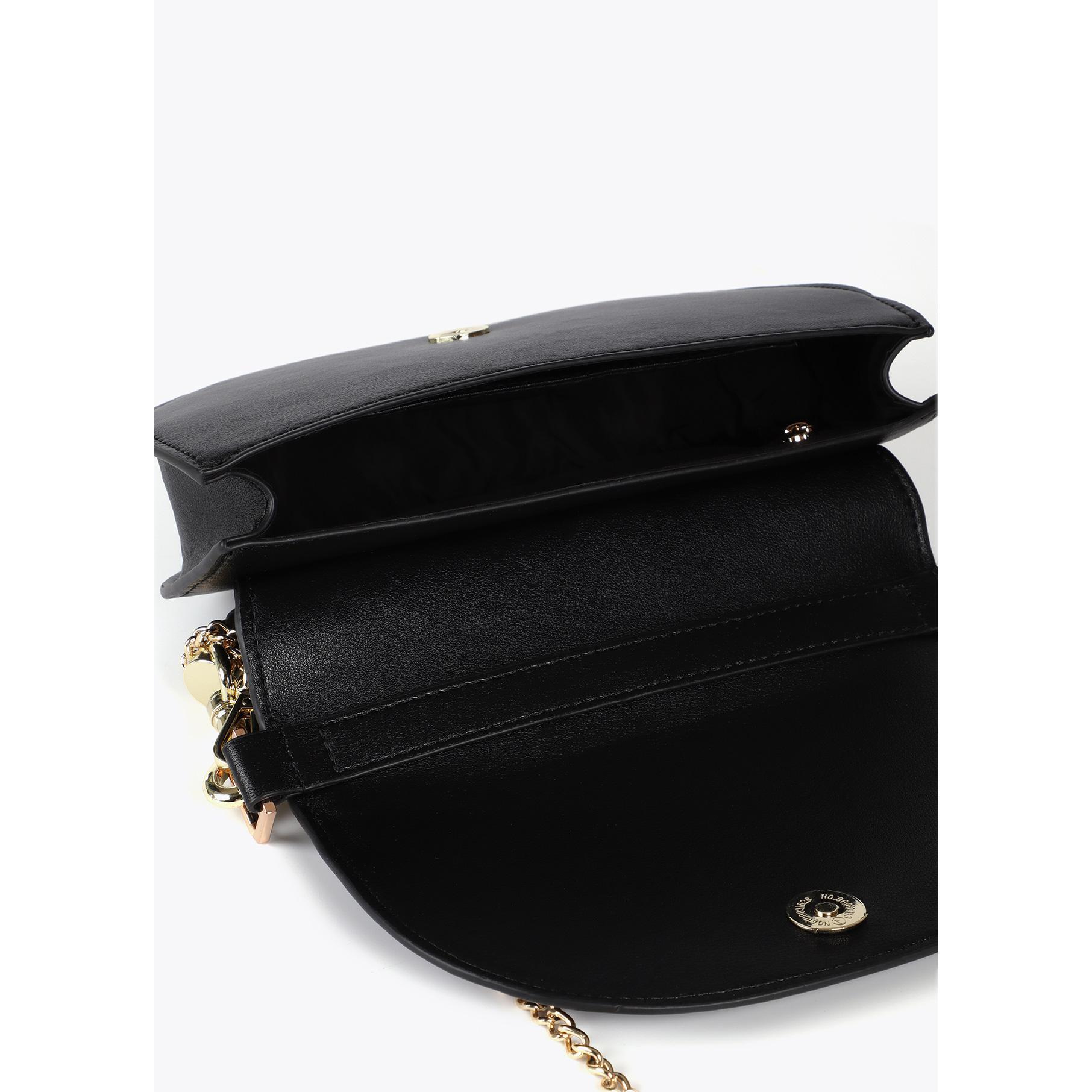 Tracolla a mezza luna con patta, manico intrecciato e dettagli metallici