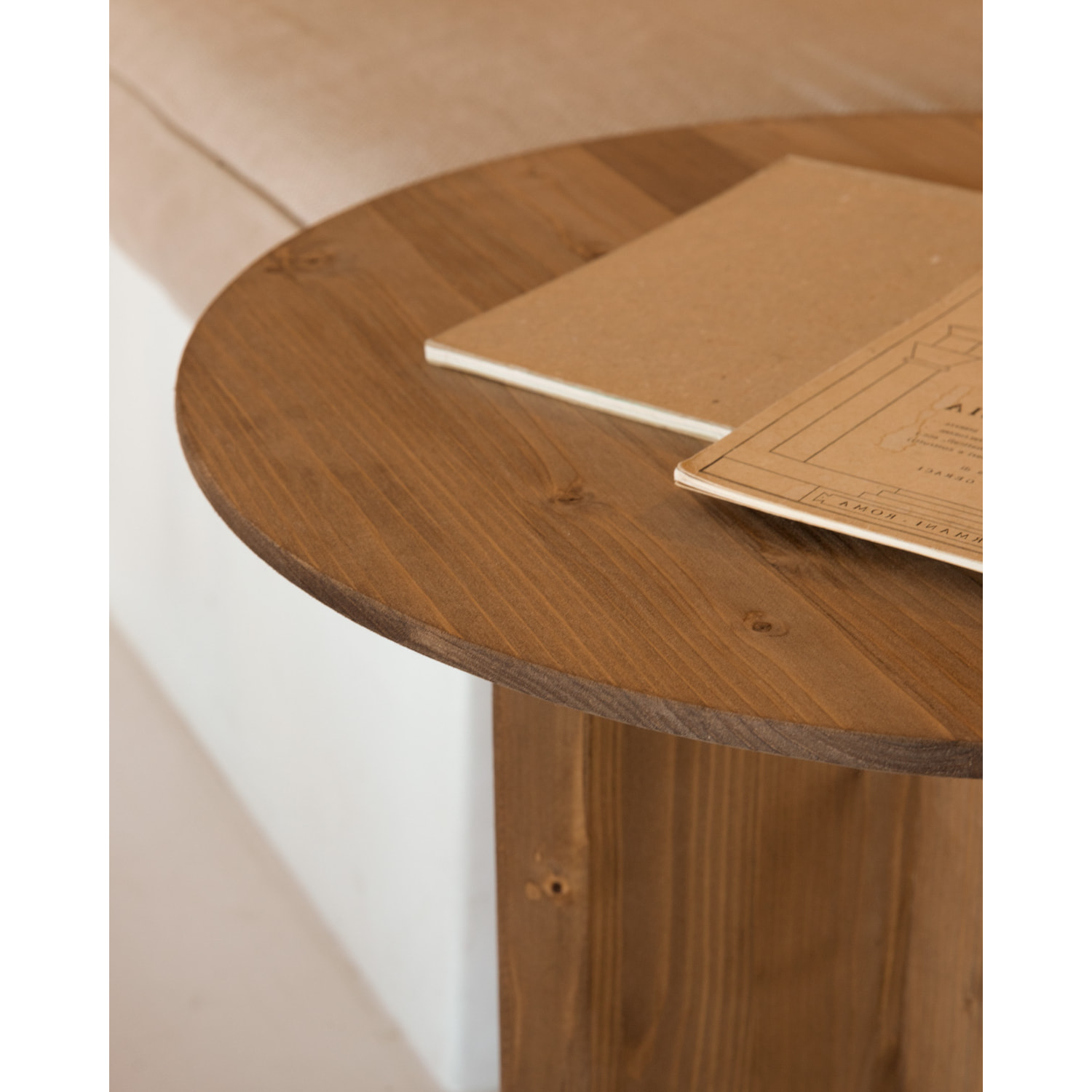 Table d’appoint en bois massif teinte chêne foncé de 50x45cm Hauteur: 50 Longueur: 45 Largeur: 45