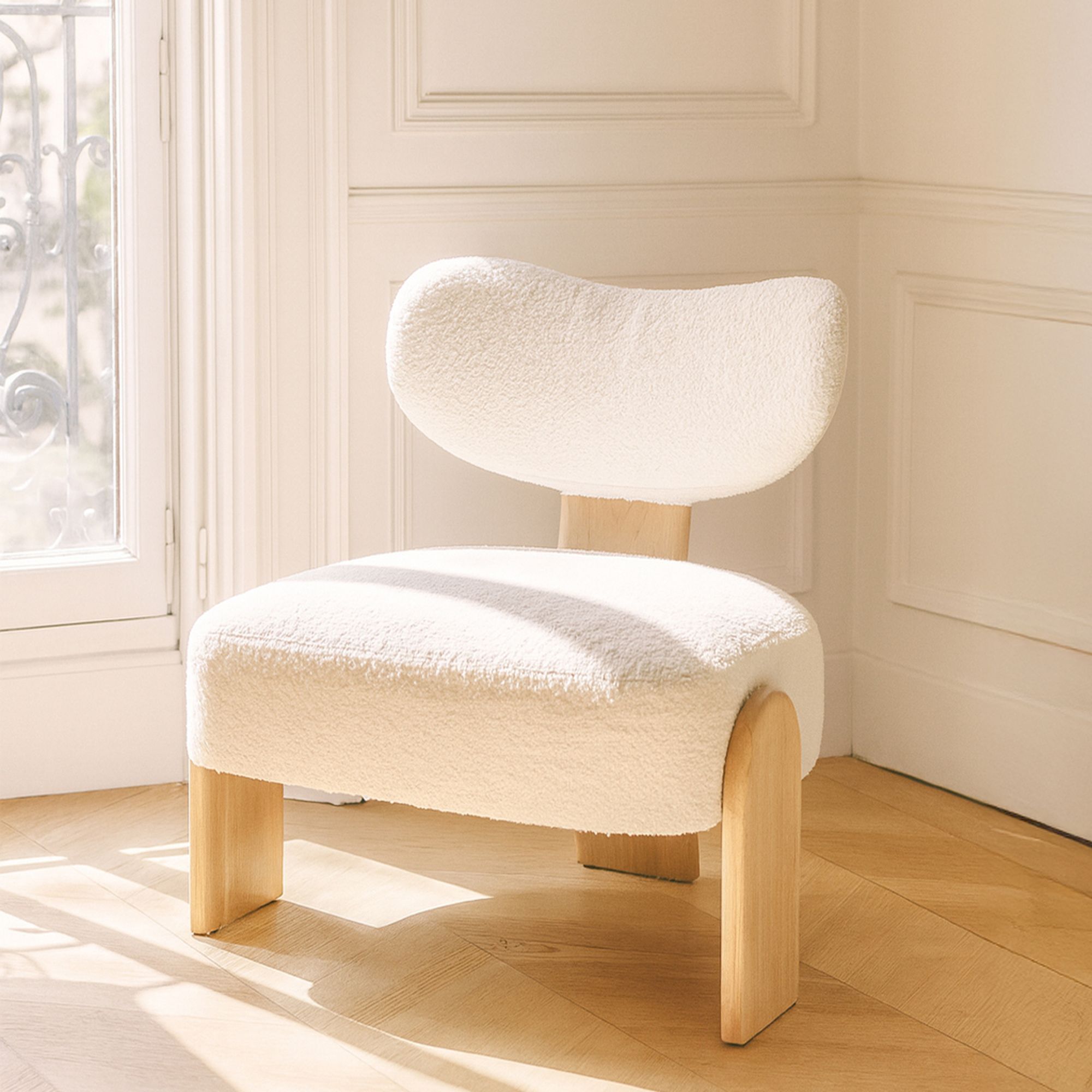 Fauteuil effet bouclette beige et structure en bois  HELLA