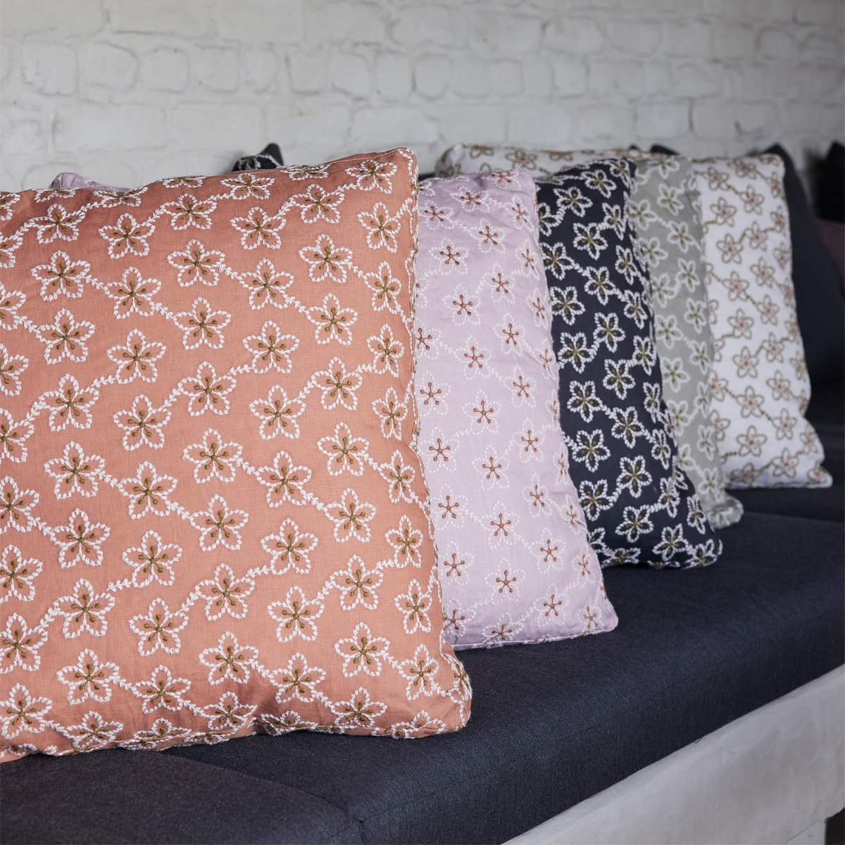 Housse de coussin brodée en lin, Made in France, FLEURS , orange moyen
