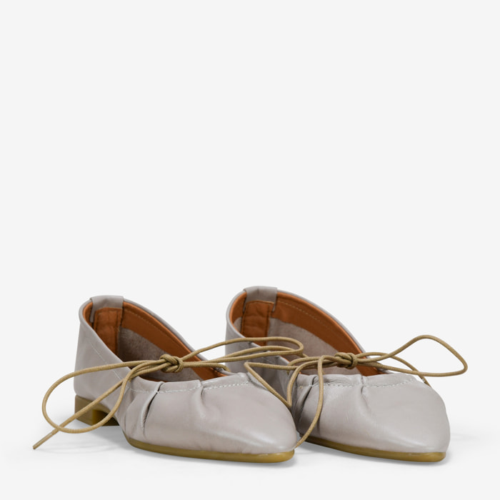 Bailarinas taupe en piel con puntera fina y fruncido
